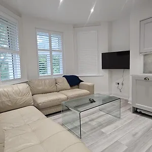 A Lovely 2 Bedroom Flat Ideal For All Occasions Apartment